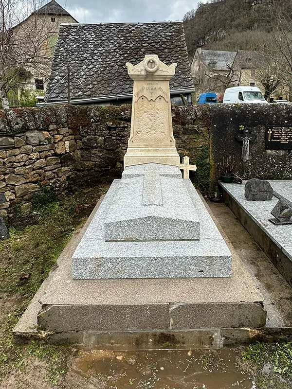 Monument funéraire après rénovation en Aveyron