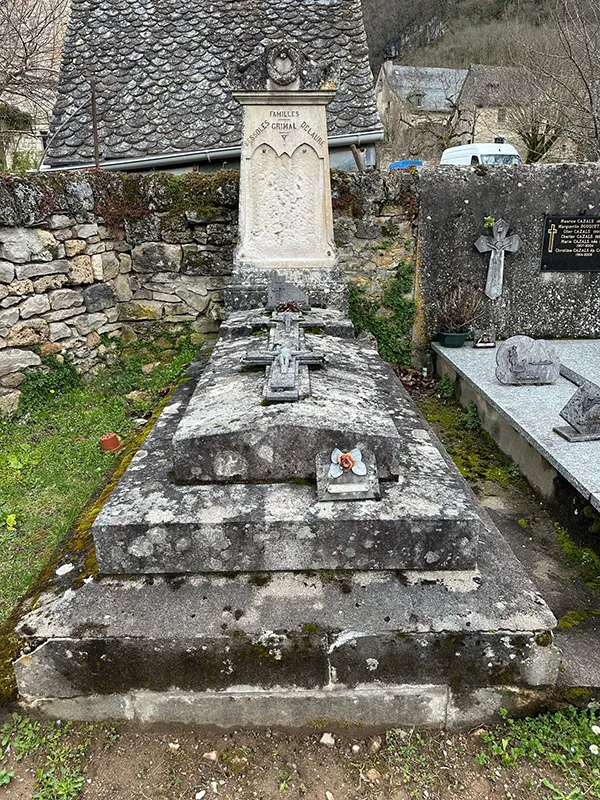 Monument funéraire avant rénovation en Aveyron
