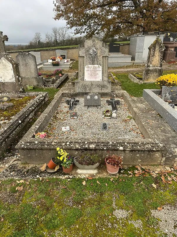 Tombe avant rénovation par le Centre Funéraire Ferrand