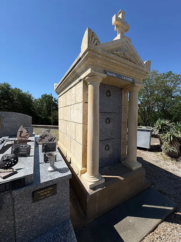 Monument funéraire restauré en Aveyron