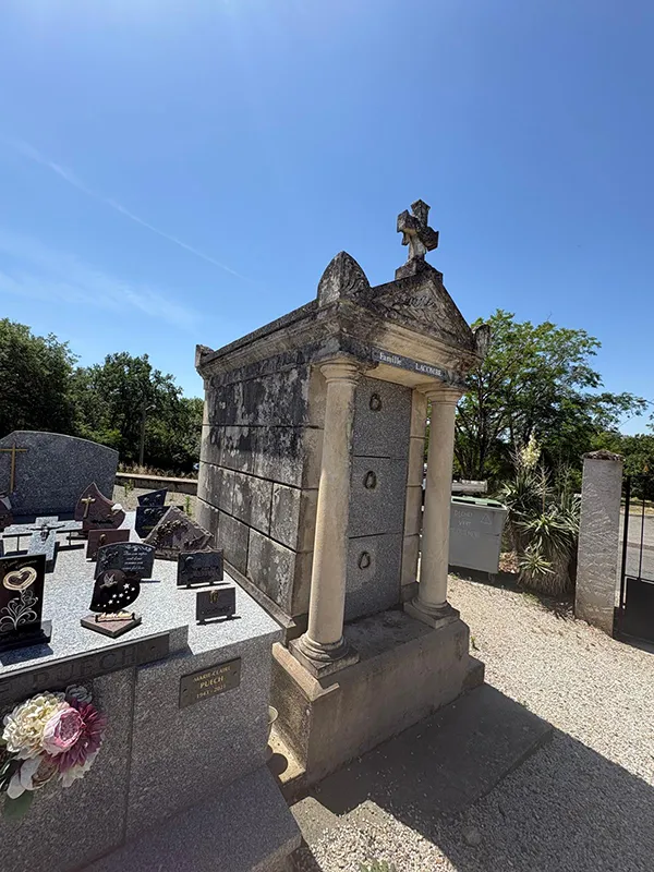 Monument funéraire avant restauration en Aveyron